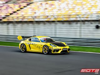 सिल्वर रॉकेट पोर्श 718 केमैन जीटी4 आरएस एसआर ईवीओ3 ने शंघाई इंटरनेशनल सर्किट में किसी प्रोडक्शन कार के लिए सबसे तेज लैप का रिकॉर्ड तोड़ दिया।