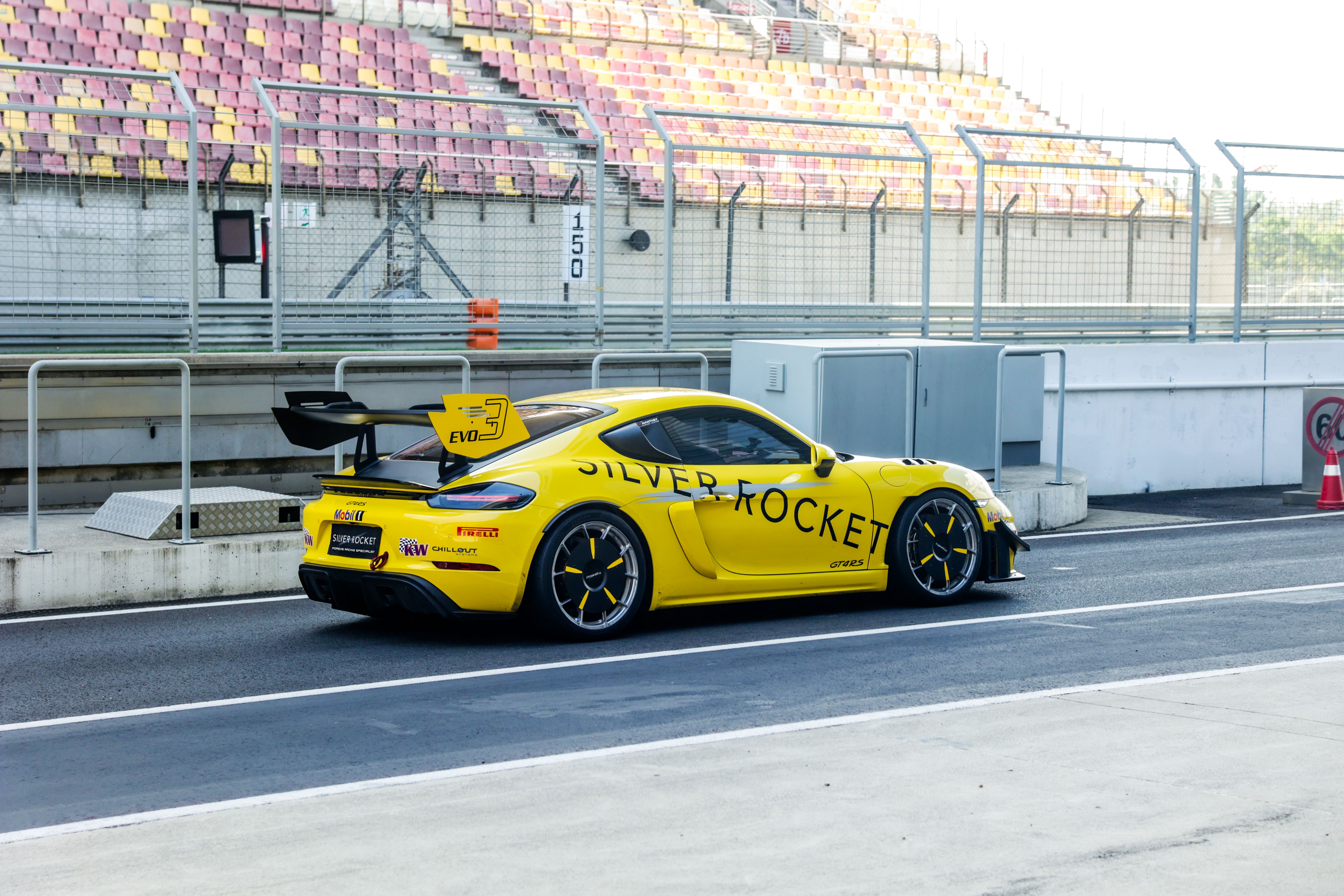 सिल्वर रॉकेट पोर्श 718 केमैन जीटी4 आरएस एसआर ईवीओ3 ने शंघाई इंटरनेशनल सर्किट में किसी प्रोडक्शन कार के लिए सबसे तेज लैप का रिकॉर्ड तोड़ दिया।