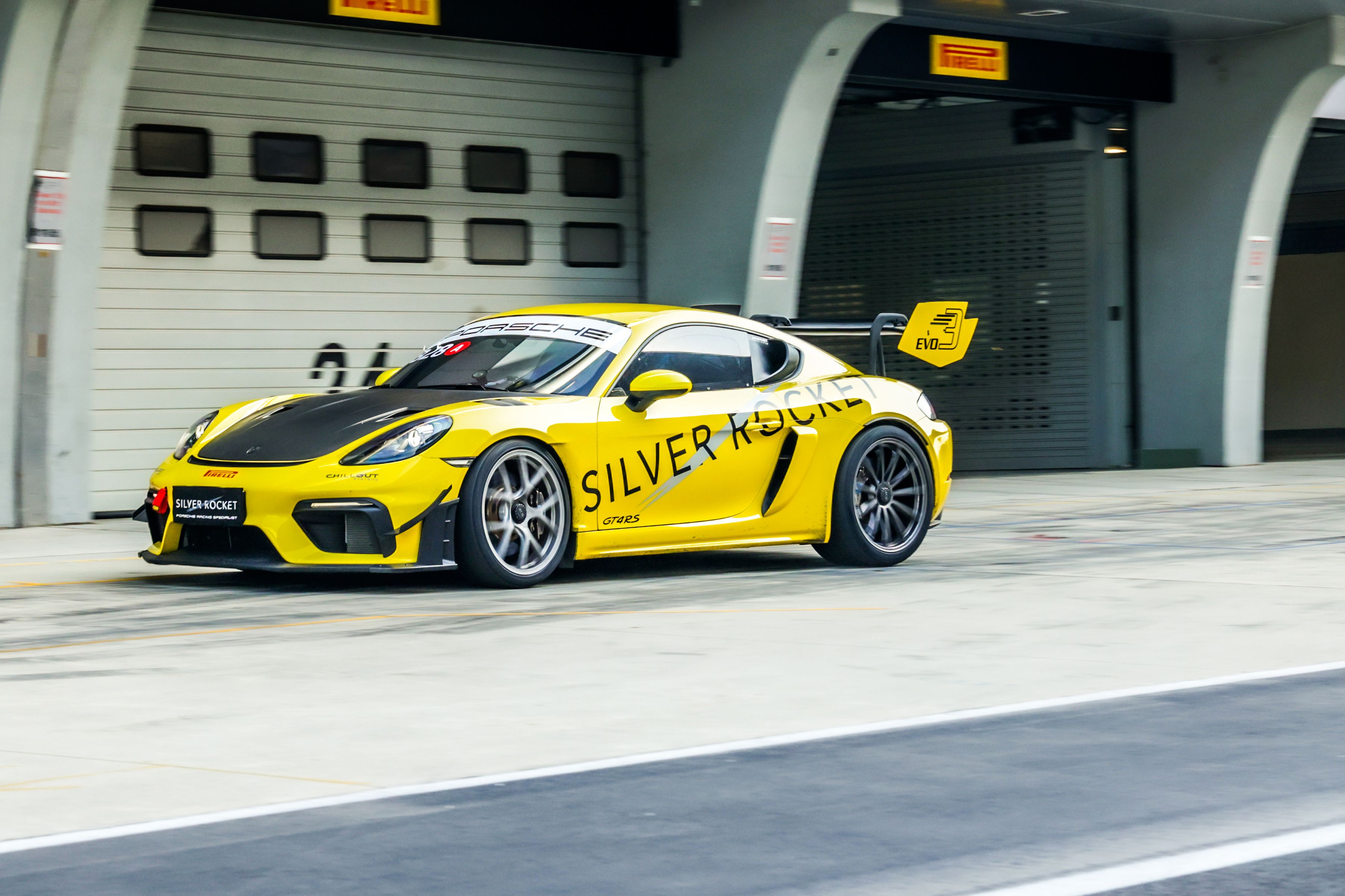 सिल्वर रॉकेट पोर्श 718 केमैन जीटी4 आरएस एसआर ईवीओ3 ने शंघाई इंटरनेशनल सर्किट में किसी प्रोडक्शन कार के लिए सबसे तेज लैप का रिकॉर्ड तोड़ दिया।