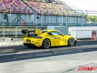 सिल्वर रॉकेट पोर्श 718 केमैन जीटी4 आरएस एसआर ईवीओ3 ने शंघाई इंटरनेशनल सर्किट में किसी प्रोडक्शन कार के लिए सबसे तेज लैप का रिकॉर्ड तोड़ दिया।