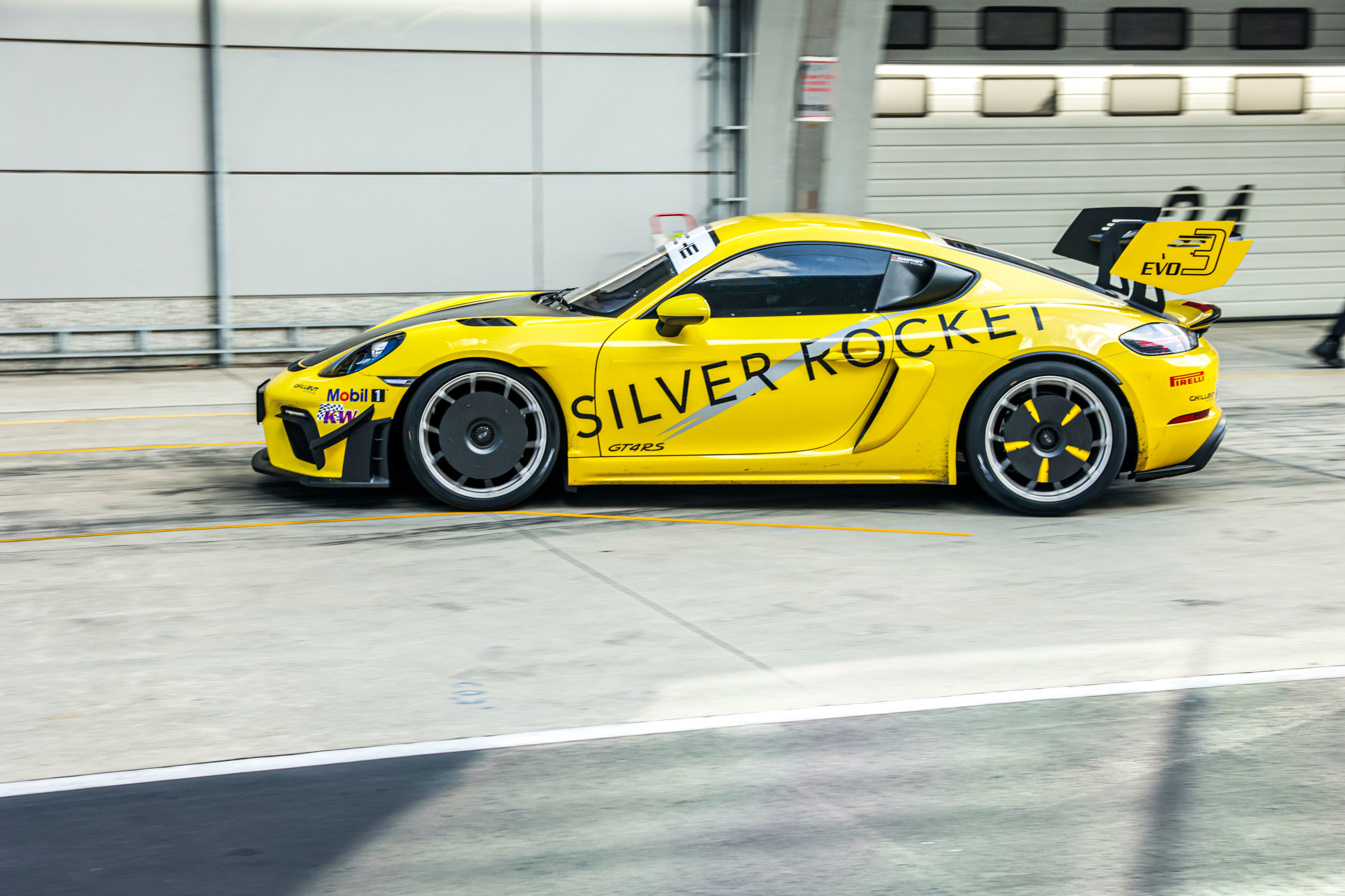 सिल्वर रॉकेट पोर्श 718 केमैन जीटी4 आरएस एसआर ईवीओ3 ने शंघाई इंटरनेशनल सर्किट में किसी प्रोडक्शन कार के लिए सबसे तेज लैप का रिकॉर्ड तोड़ दिया।