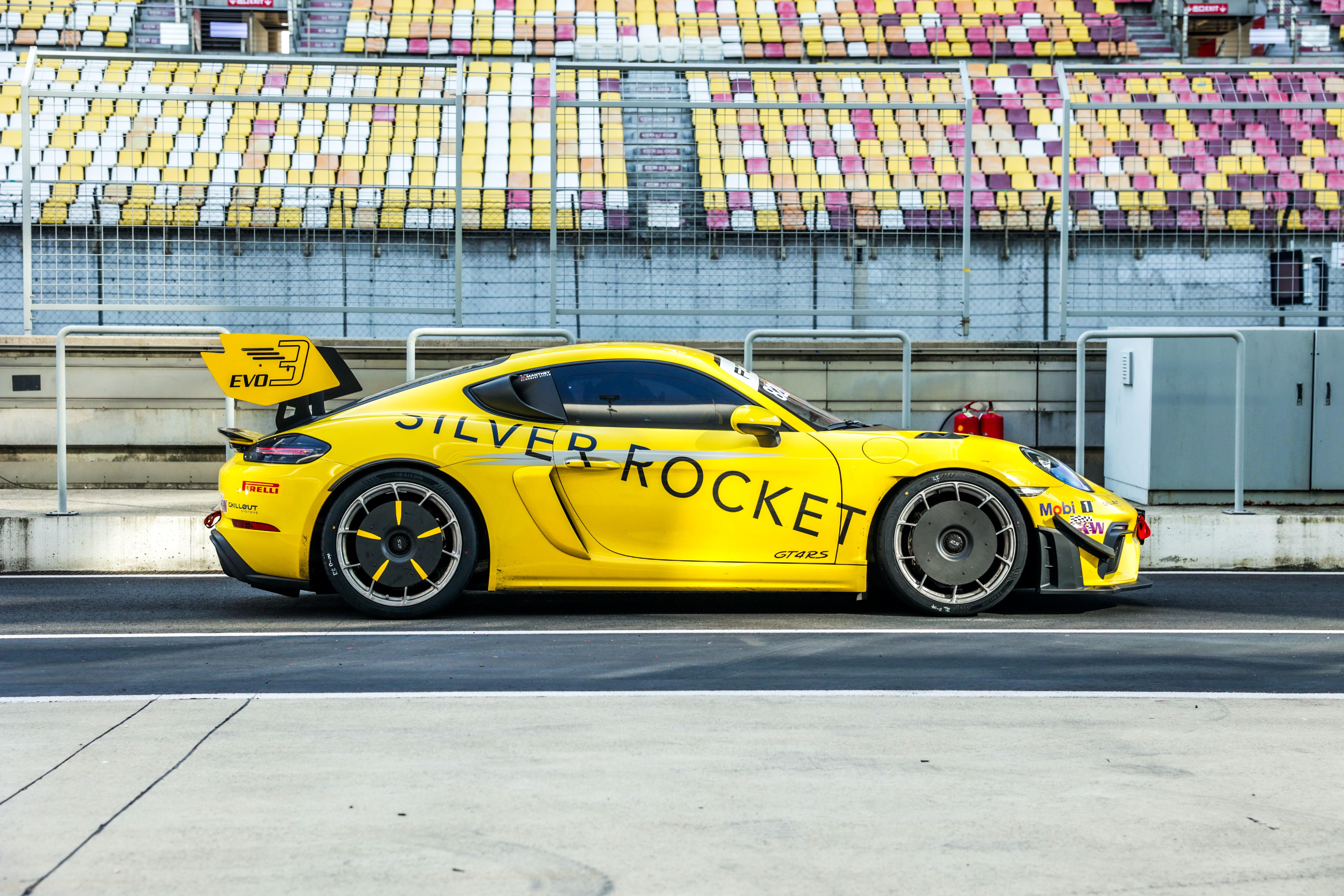 सिल्वर रॉकेट पोर्श 718 केमैन जीटी4 आरएस एसआर ईवीओ3 ने शंघाई इंटरनेशनल सर्किट में किसी प्रोडक्शन कार के लिए सबसे तेज लैप का रिकॉर्ड तोड़ दिया।