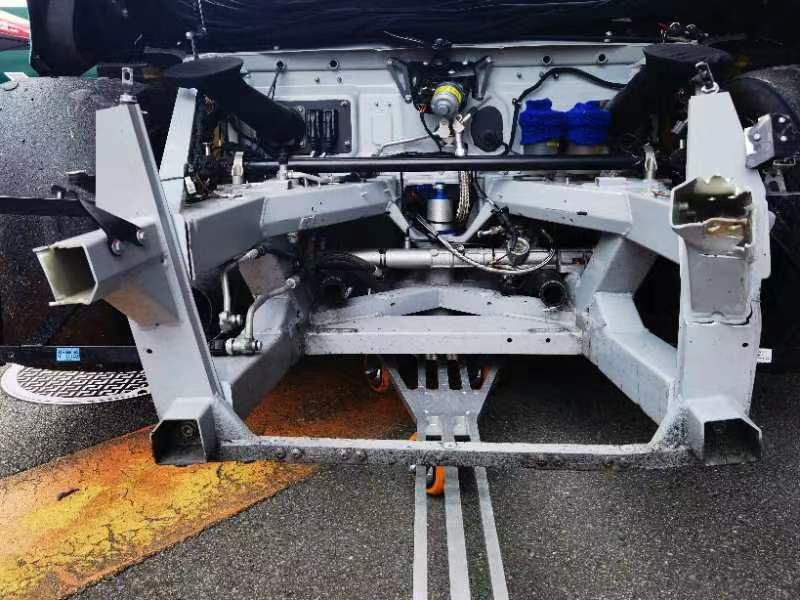 Carrozzeria in bianco del 2021 Audi R8 LMS GT3 EVO II (anteriore lievemente danneggiato)