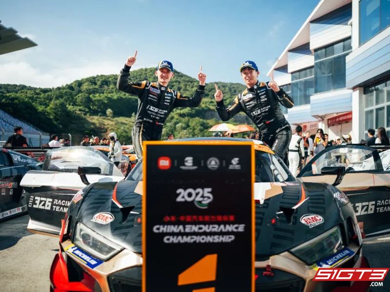 Els dos cotxes de l'equip CEC 326 Racing Team 2025 van pujar a l'escenari per guanyar el campionat general de la GT Cup!