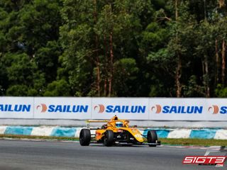 Finálové kolo čínského mistrovství FIA F4 2025 v Ču-chaj dokončilo dva kvalifikační testy