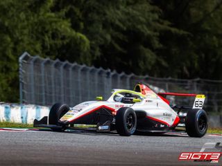 Finálové kolo čínského mistrovství FIA F4 2025 v Ču-chaj dokončilo dva kvalifikační testy