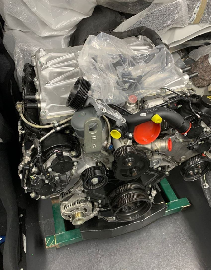 两辆捷豹F-Type GT4赛车 + 大量备件