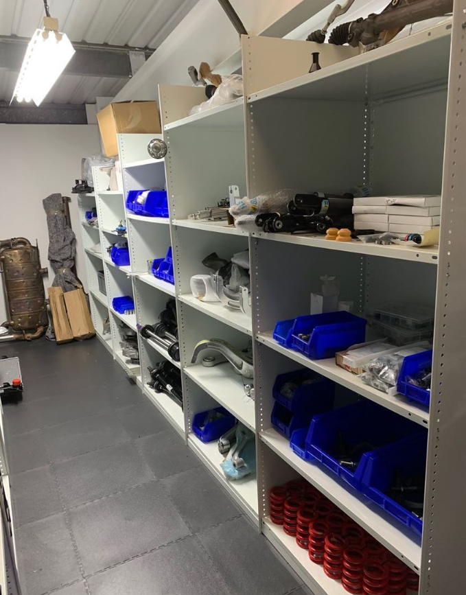 两辆捷豹F-Type GT4赛车 + 大量备件