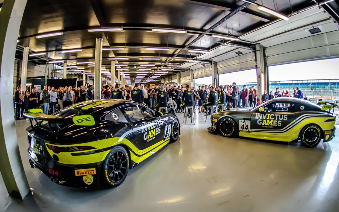 两辆捷豹F-Type GT4赛车 + 大量备件