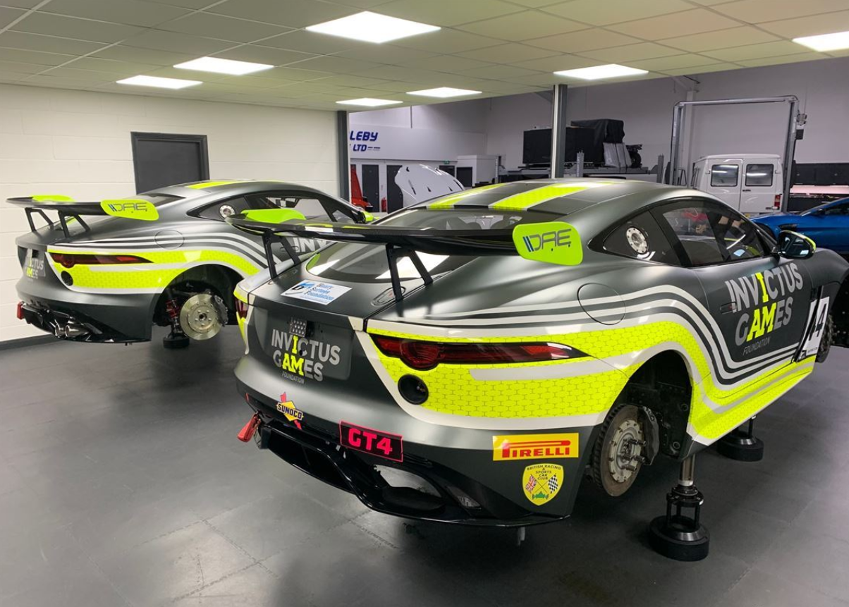 两辆捷豹F-Type GT4赛车 + 大量备件