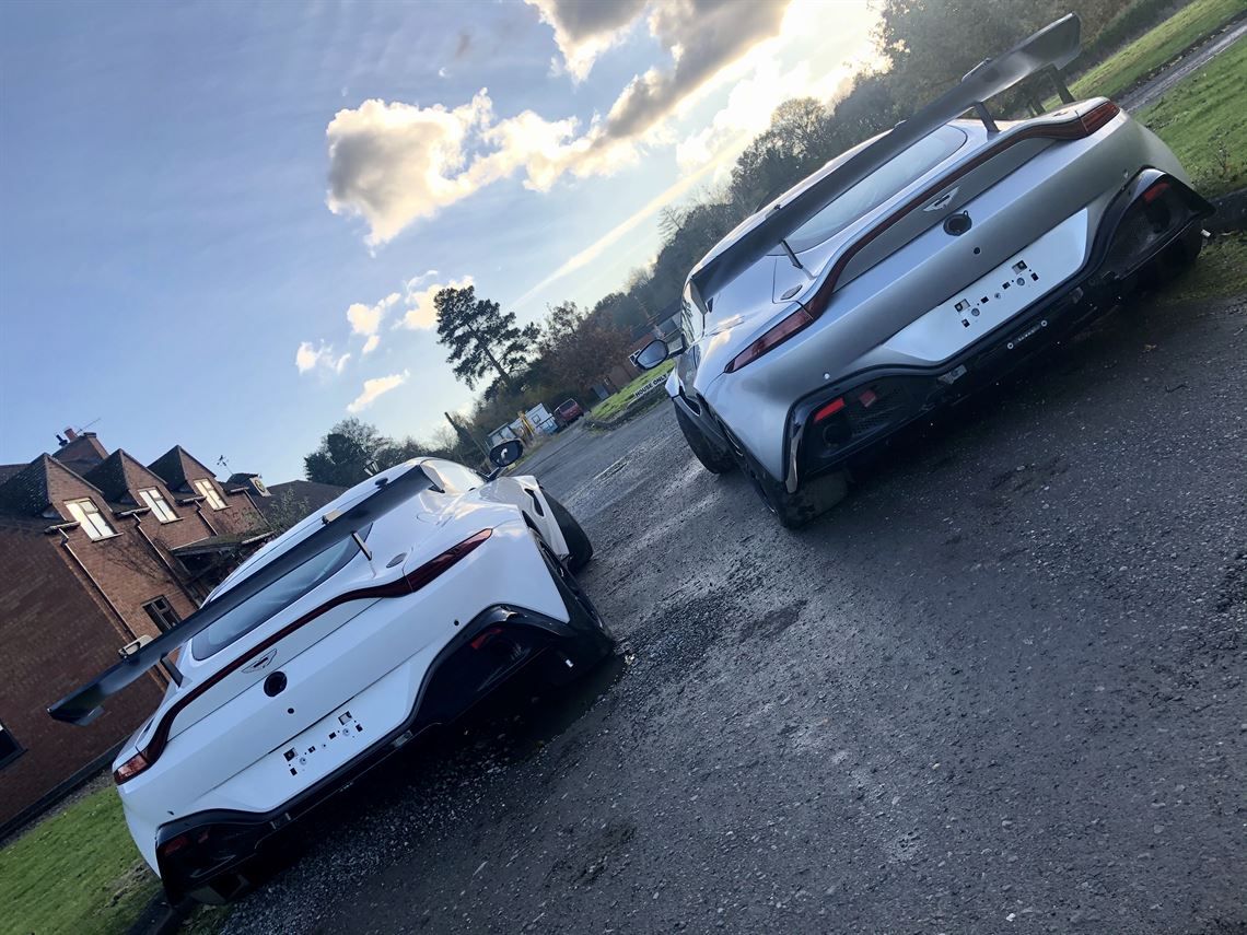2辆2019款阿斯顿马丁GT4赛车 * 出售/季租 *