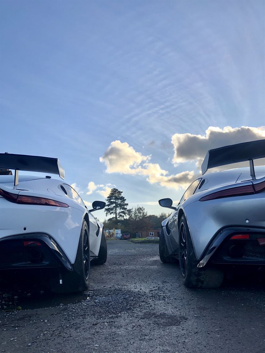 2辆2019款阿斯顿马丁GT4赛车 * 出售/季租 *