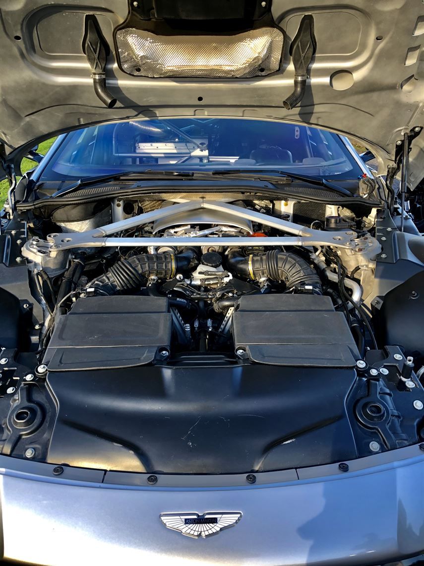 2辆2019款阿斯顿马丁GT4赛车 * 出售/季租 *