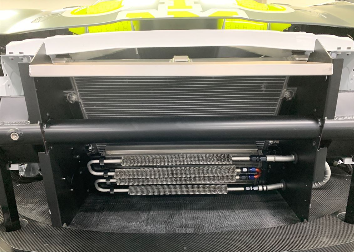 两辆捷豹F-Type GT4赛车 + 大量备件