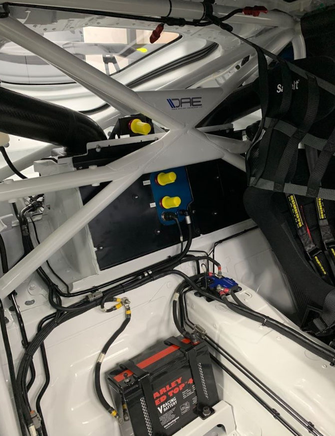 两辆捷豹F-Type GT4赛车 + 大量备件