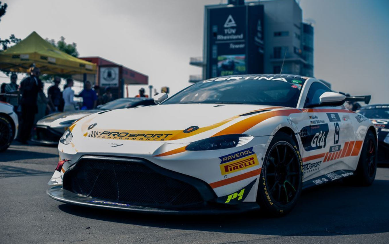 两辆阿斯顿马丁 Vantage AMR GT4