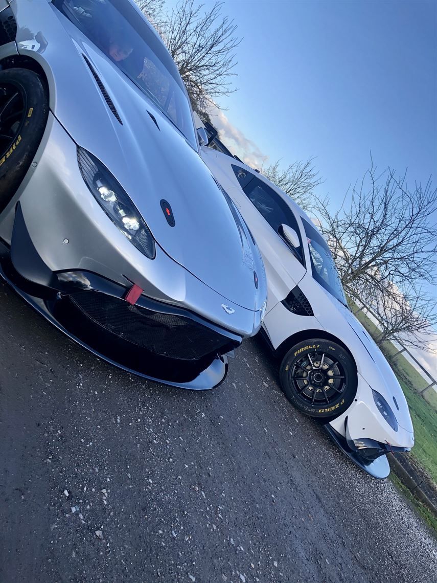 2辆2019款阿斯顿马丁GT4赛车 * 出售/季租 *