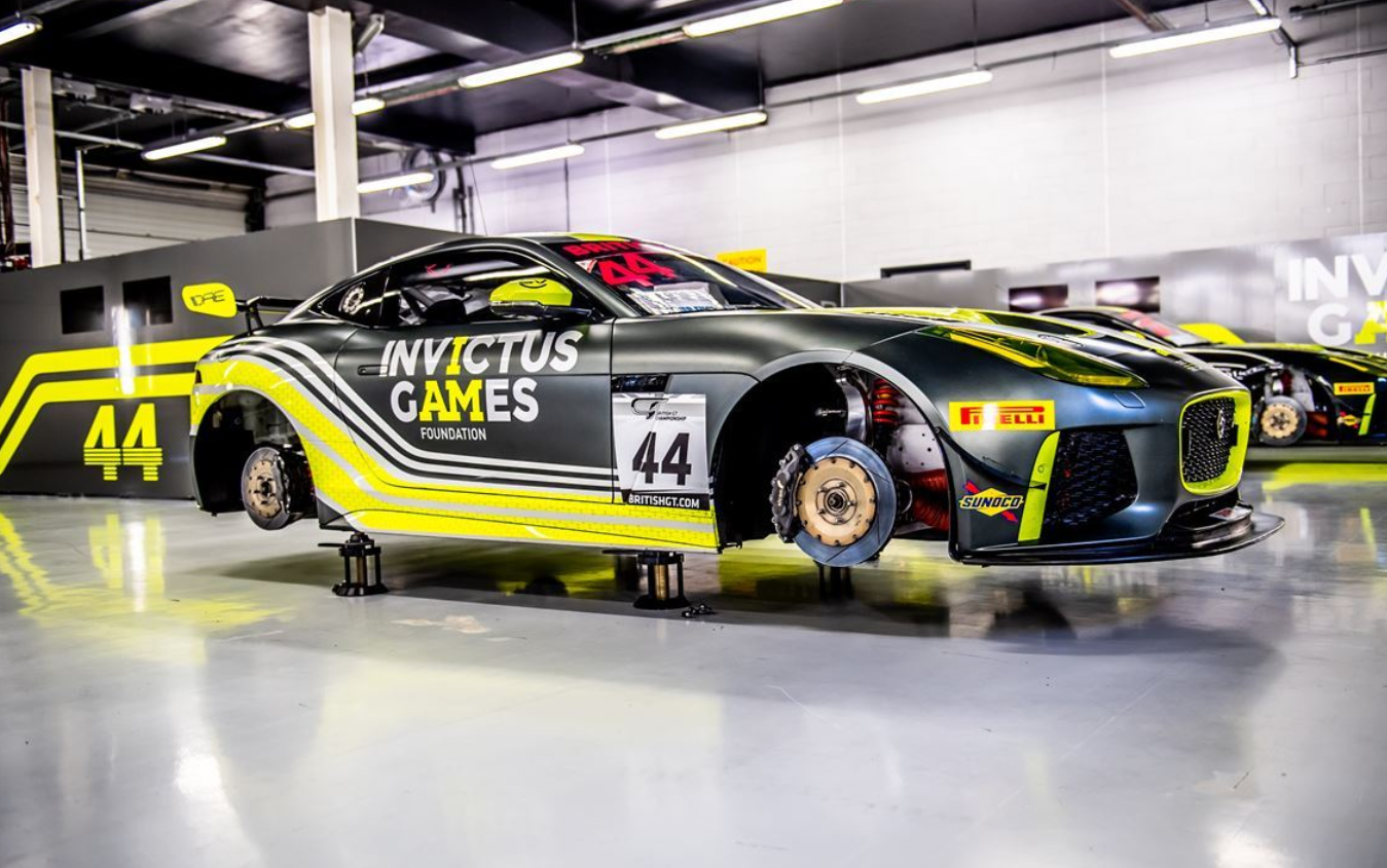 两辆捷豹F-Type GT4赛车 + 大量备件
