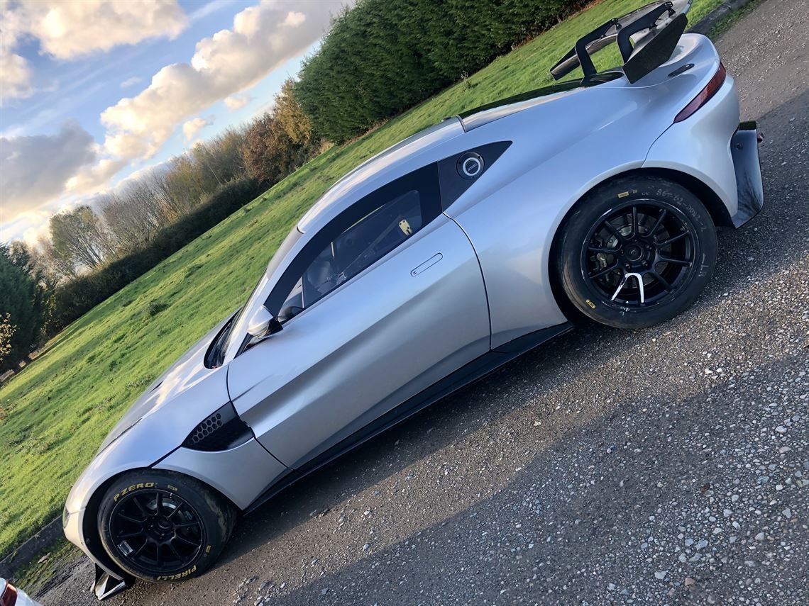 2辆2019款阿斯顿马丁GT4赛车 * 出售/季租 *