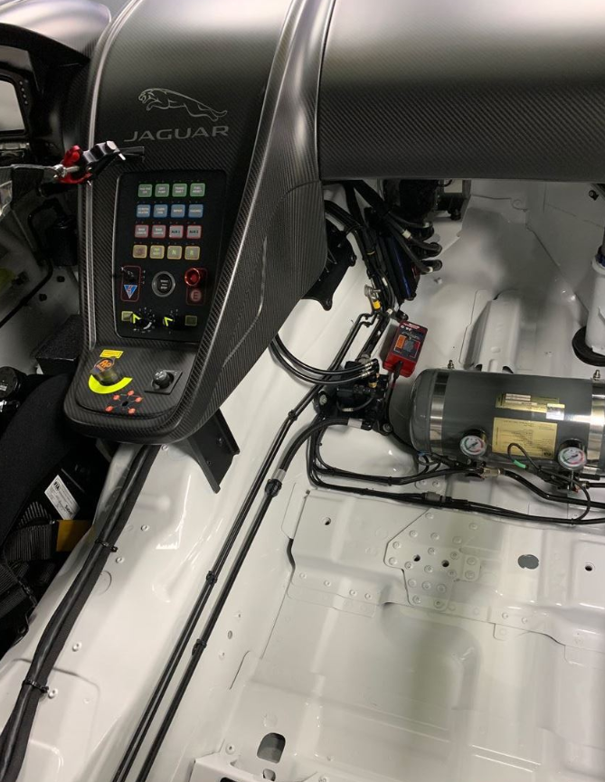 两辆捷豹F-Type GT4赛车 + 大量备件