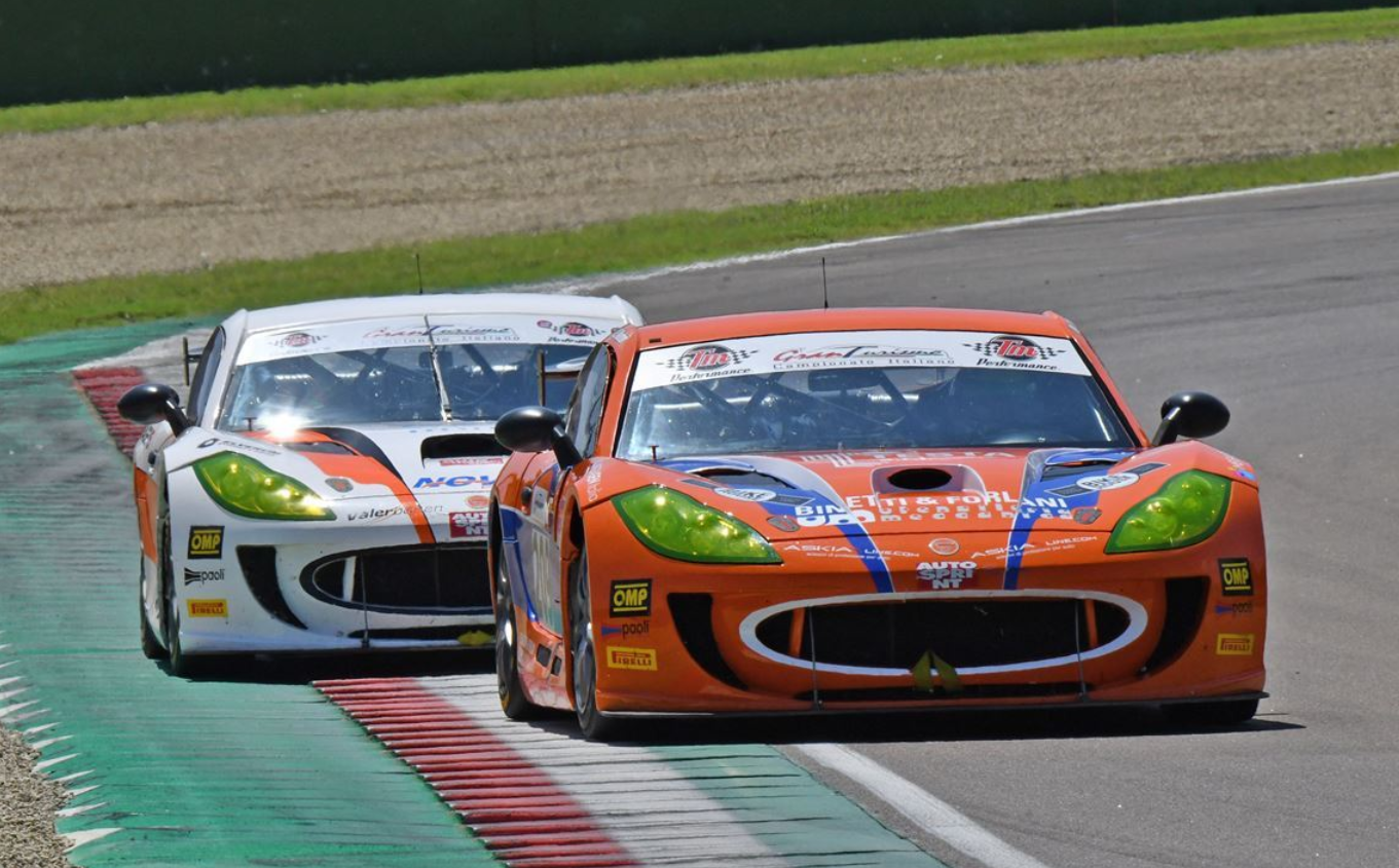 两辆 Ginetta G55 GT4 (2019规格)