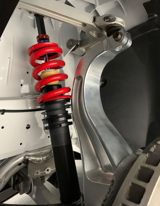 两辆捷豹F-Type GT4赛车 + 大量备件