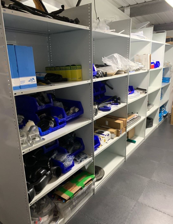 两辆捷豹F-Type GT4赛车 + 大量备件