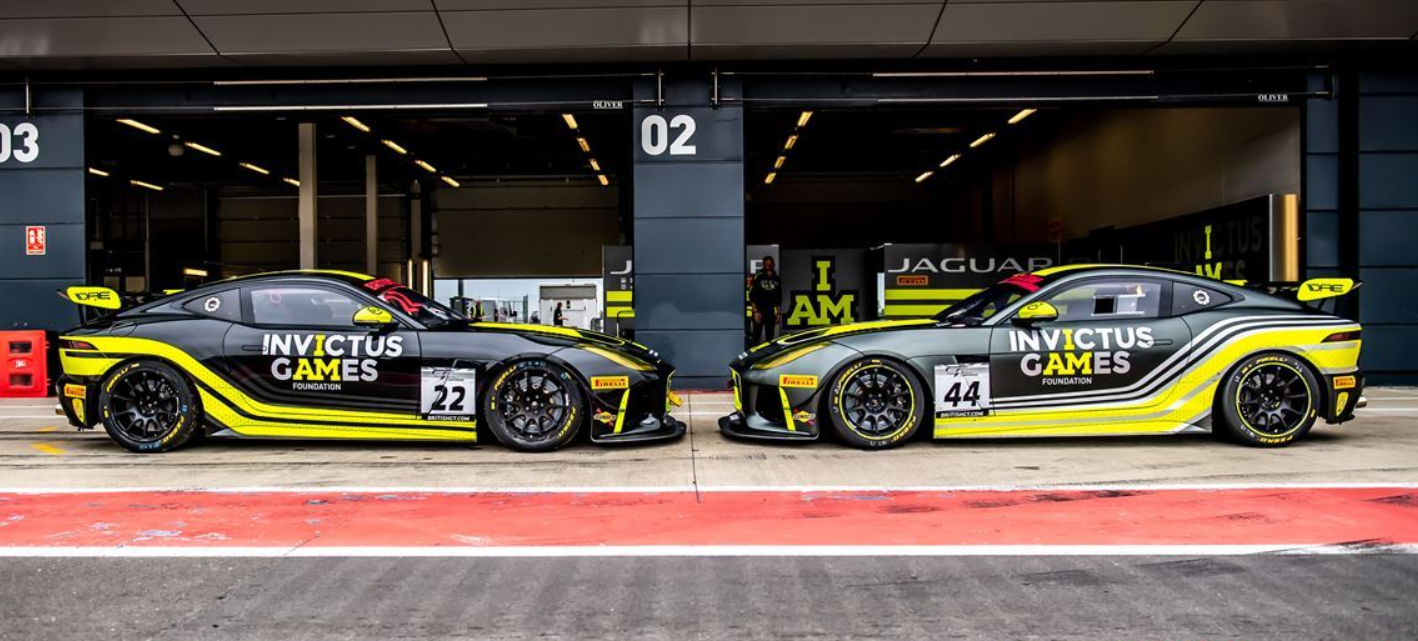 两辆捷豹F-Type GT4赛车 + 大量备件