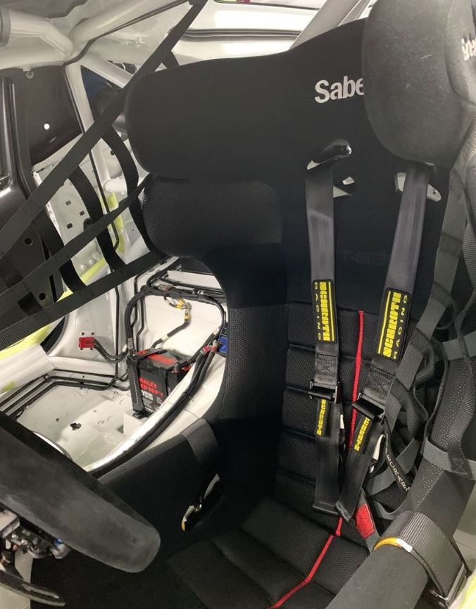 两辆捷豹F-Type GT4赛车 + 大量备件