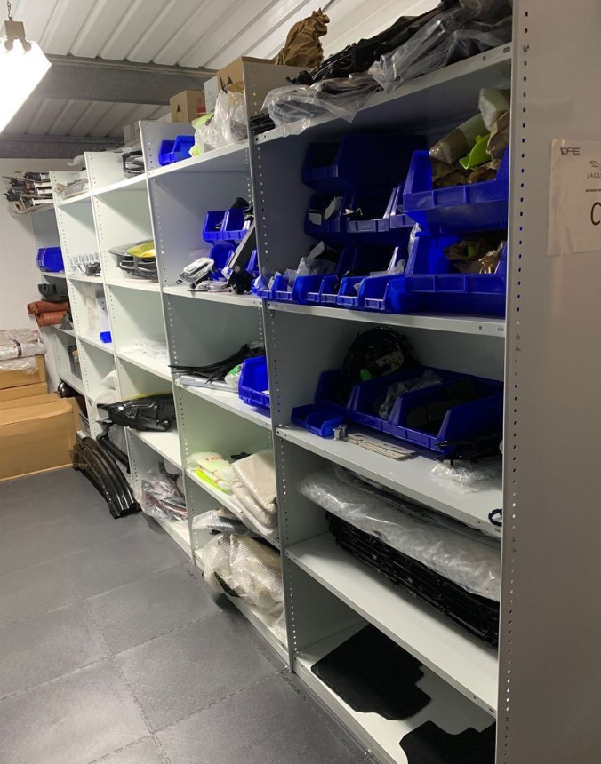 两辆捷豹F-Type GT4赛车 + 大量备件