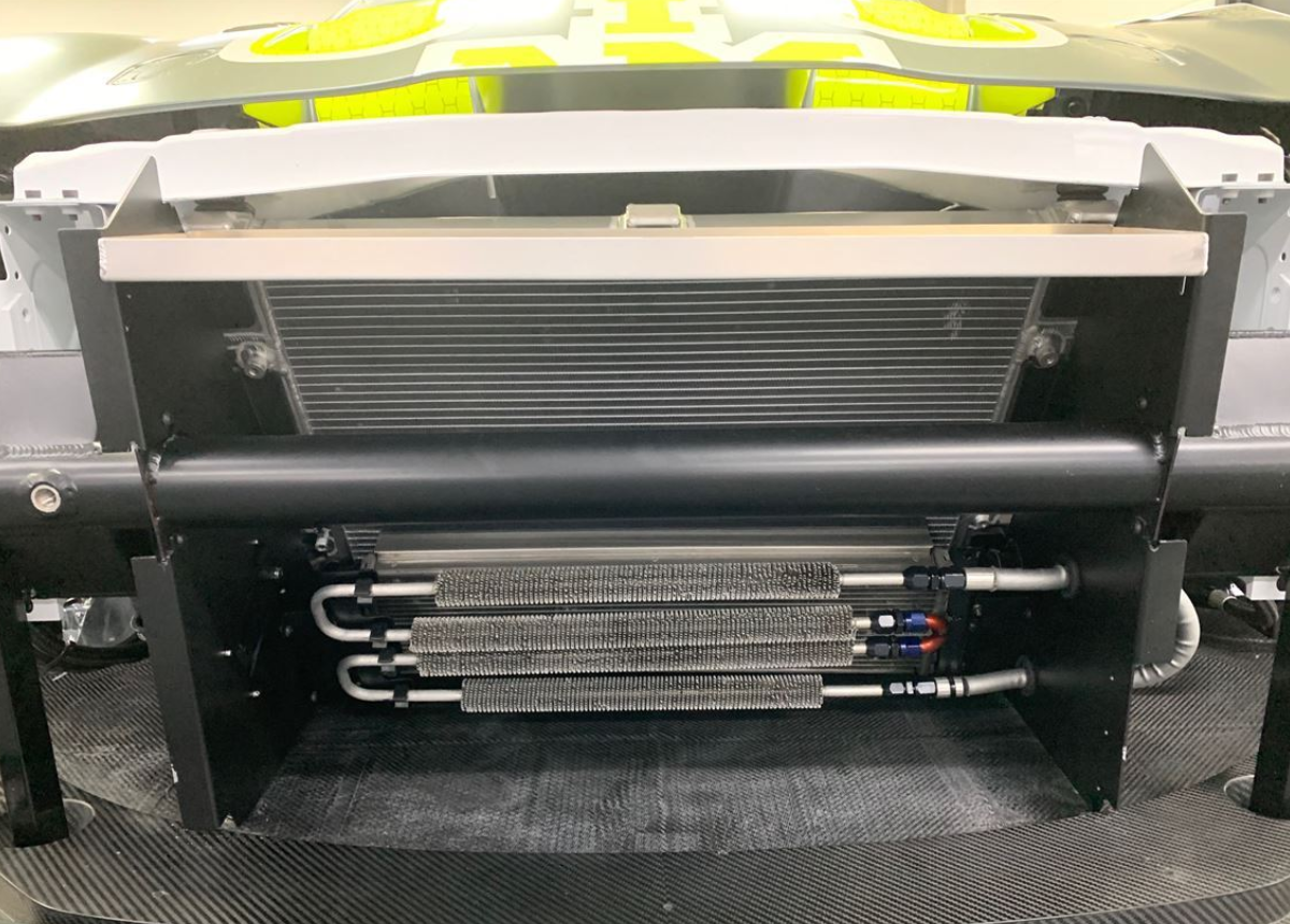 两辆捷豹F-Type GT4赛车 + 大量备件