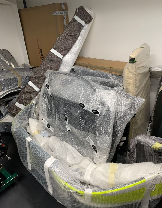 两辆捷豹F-Type GT4赛车 + 大量备件