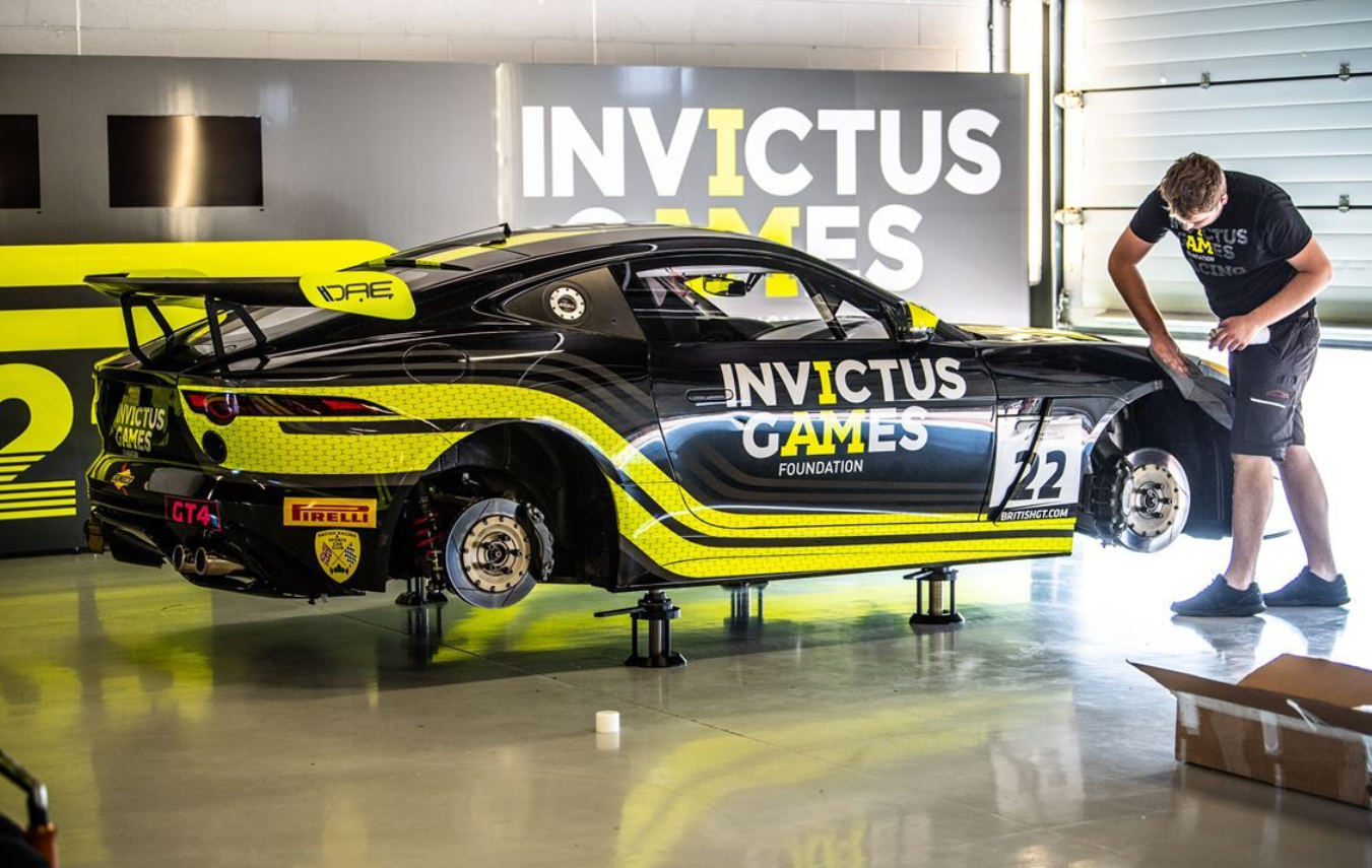 两辆捷豹F-Type GT4赛车 + 大量备件