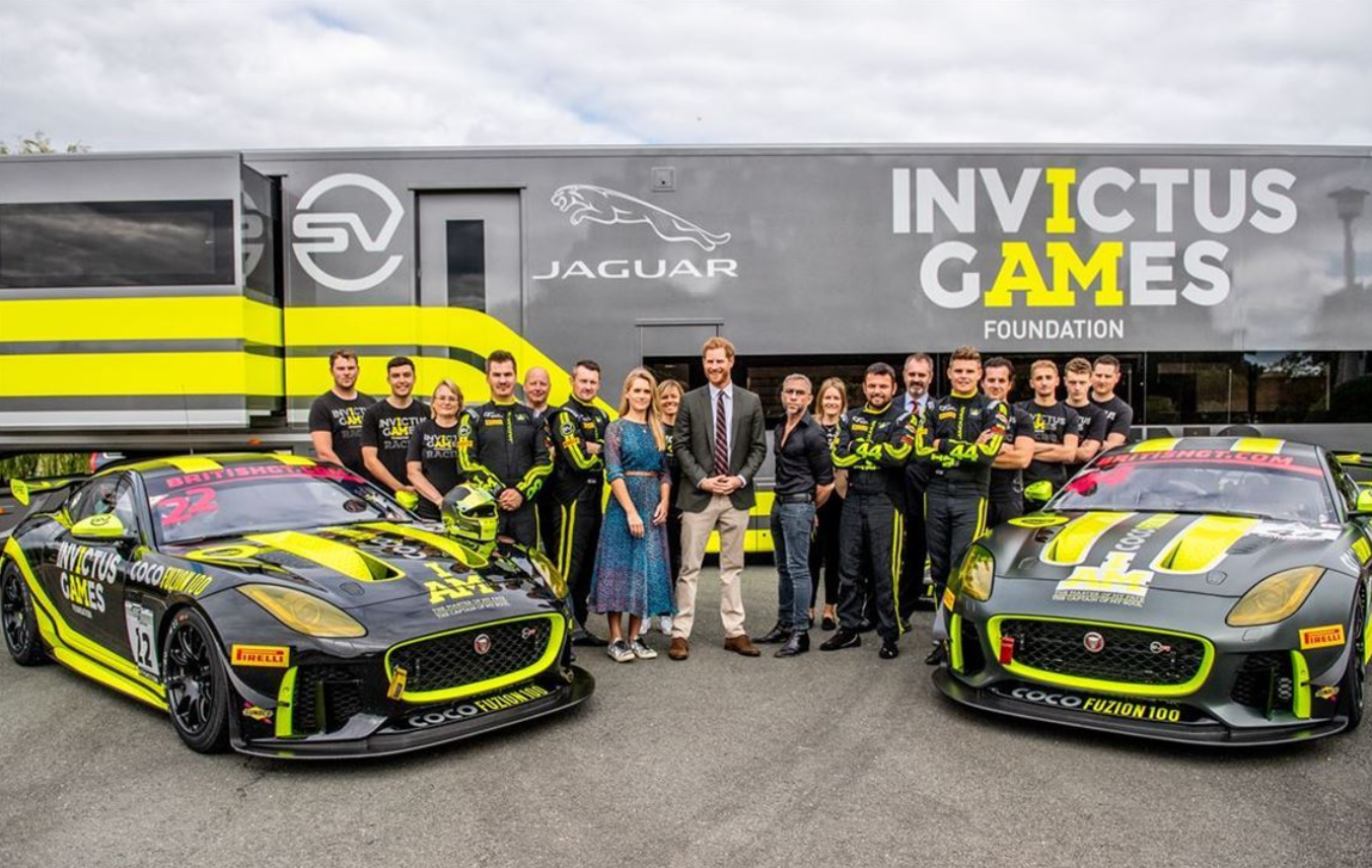 两辆捷豹F-Type GT4赛车 + 大量备件