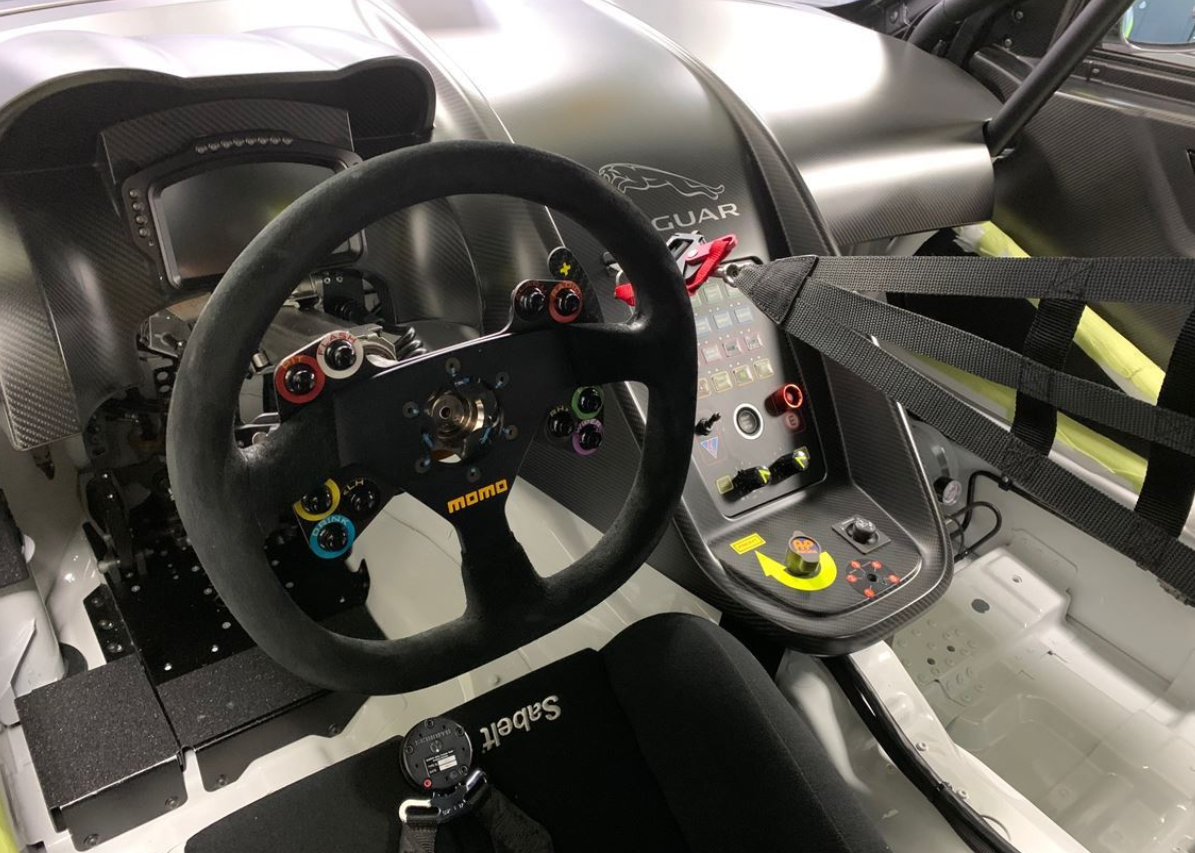 两辆捷豹F-Type GT4赛车 + 大量备件