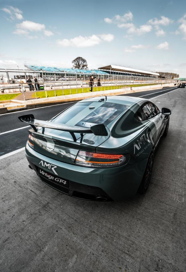 阿斯顿马丁 GT4 赛车
