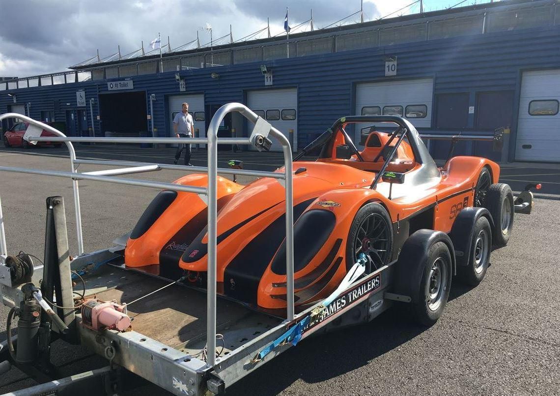 Radical SR3 RS赛车，1995 Leyland Daff运输车