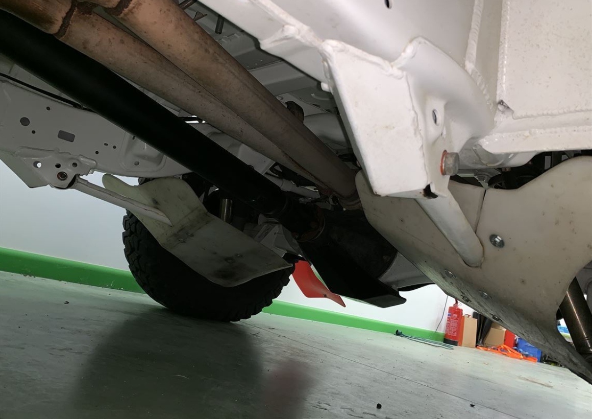 丰田陆地巡航舰 VDJ 200 T2 Rally Raid Car