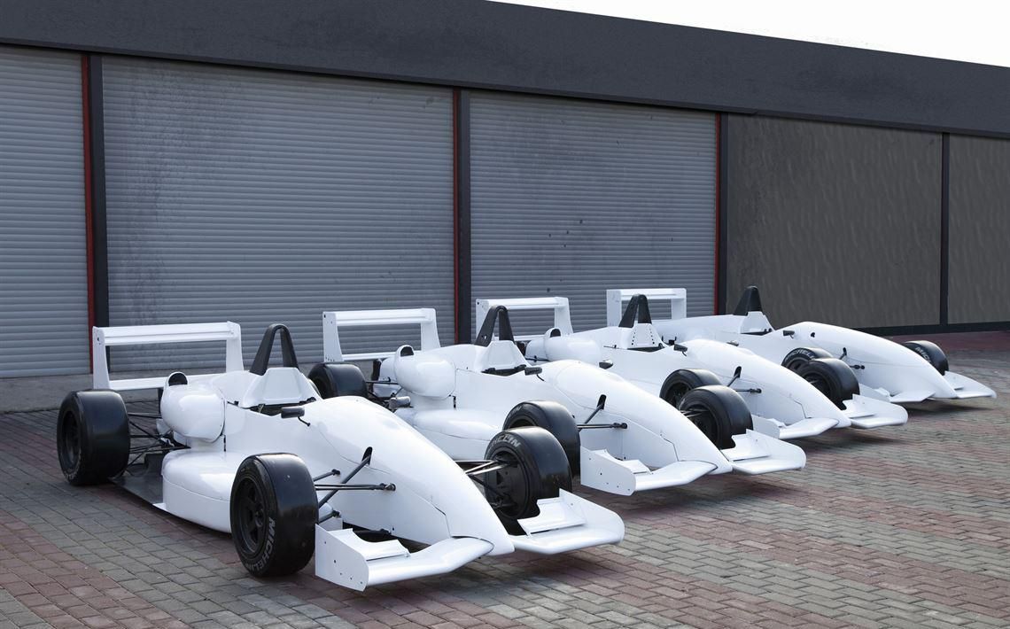 4 X DALLARA FORMULA 3 赛车，备件和工具
