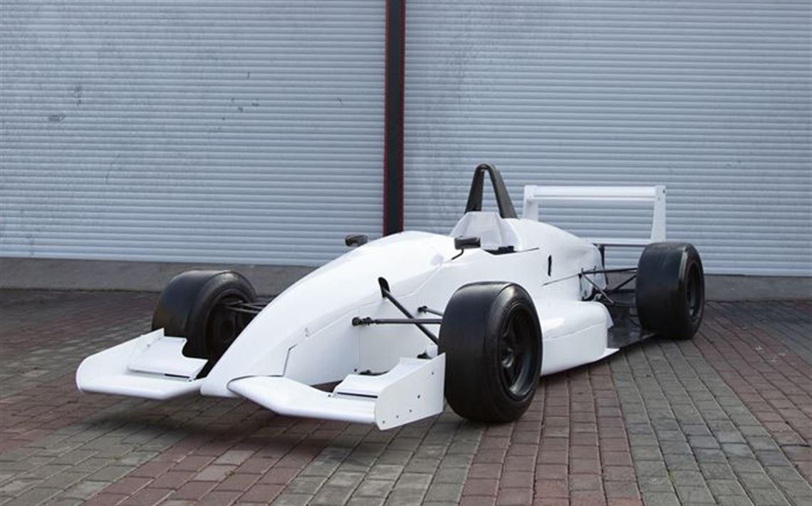 4 X DALLARA FORMULA 3 赛车，备件和工具