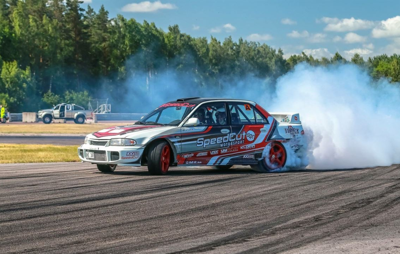 三菱Lancer Evo 1 V8涡轮增压，后轮驱动