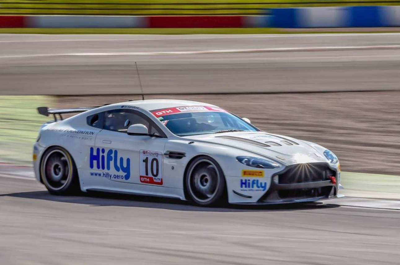 阿斯顿马丁GT4赛车