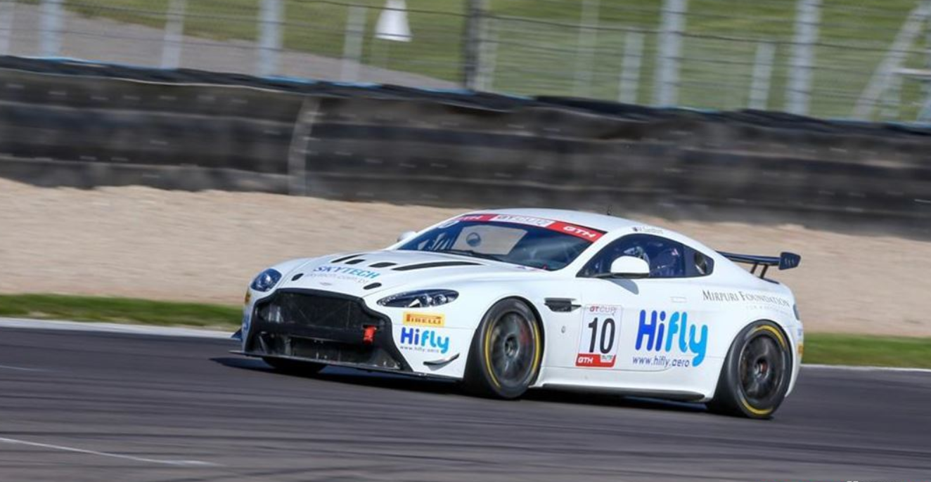 阿斯顿马丁GT4赛车