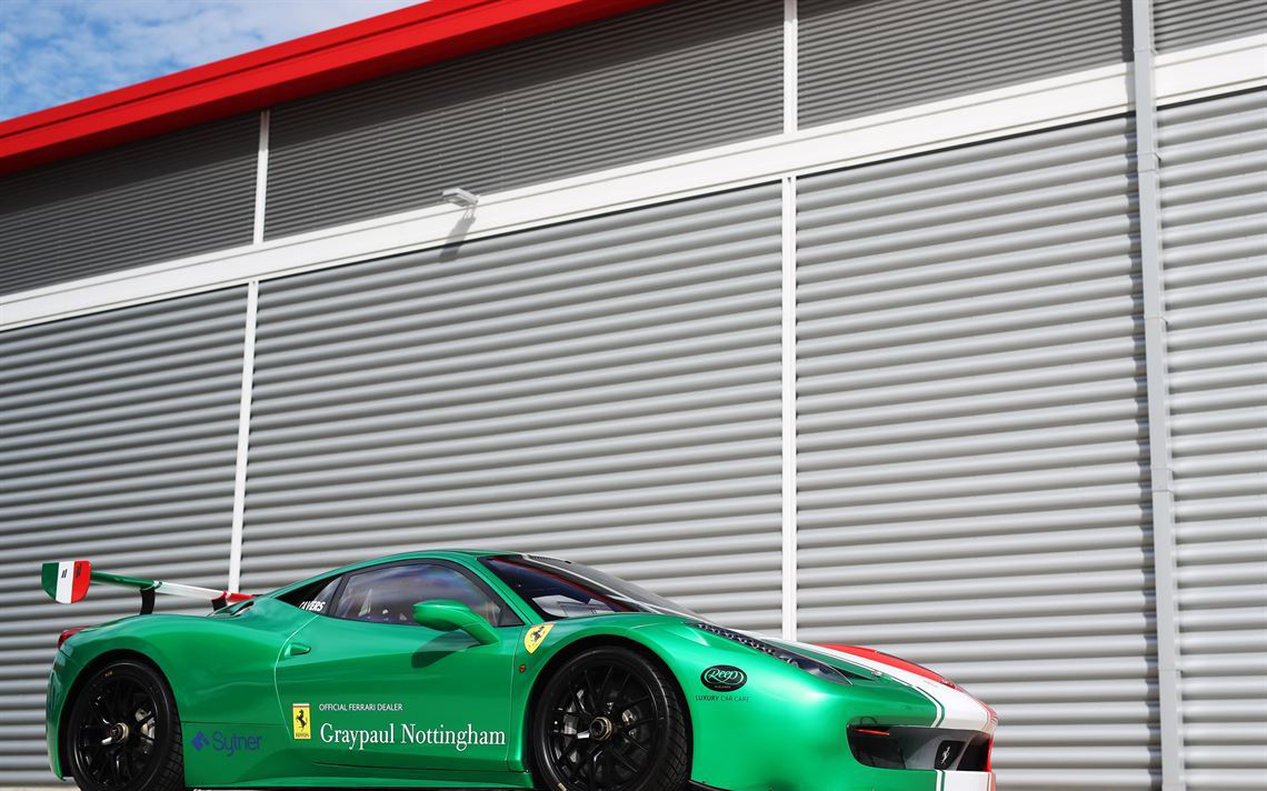 法拉利458 Challenge赛车，刚刚进行了维护保养