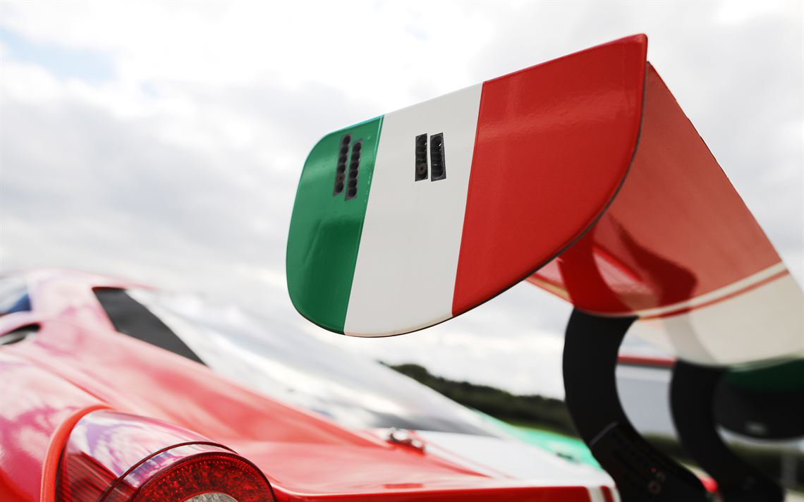 法拉利458 Challenge赛车，刚刚进行了维护保养