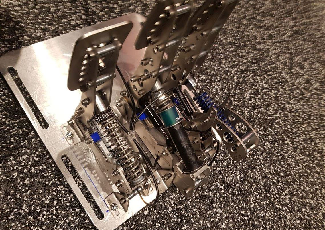 赛车模拟器，基于科维亚特雷诺方程式赛车底盘打造