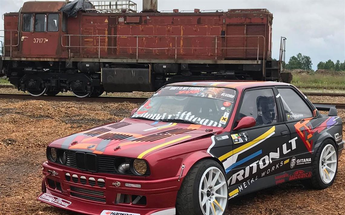 宝马E30 漂移赛车