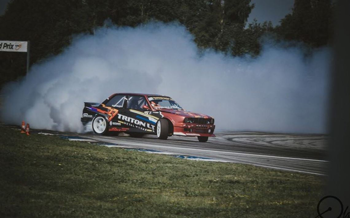 宝马E30 漂移赛车