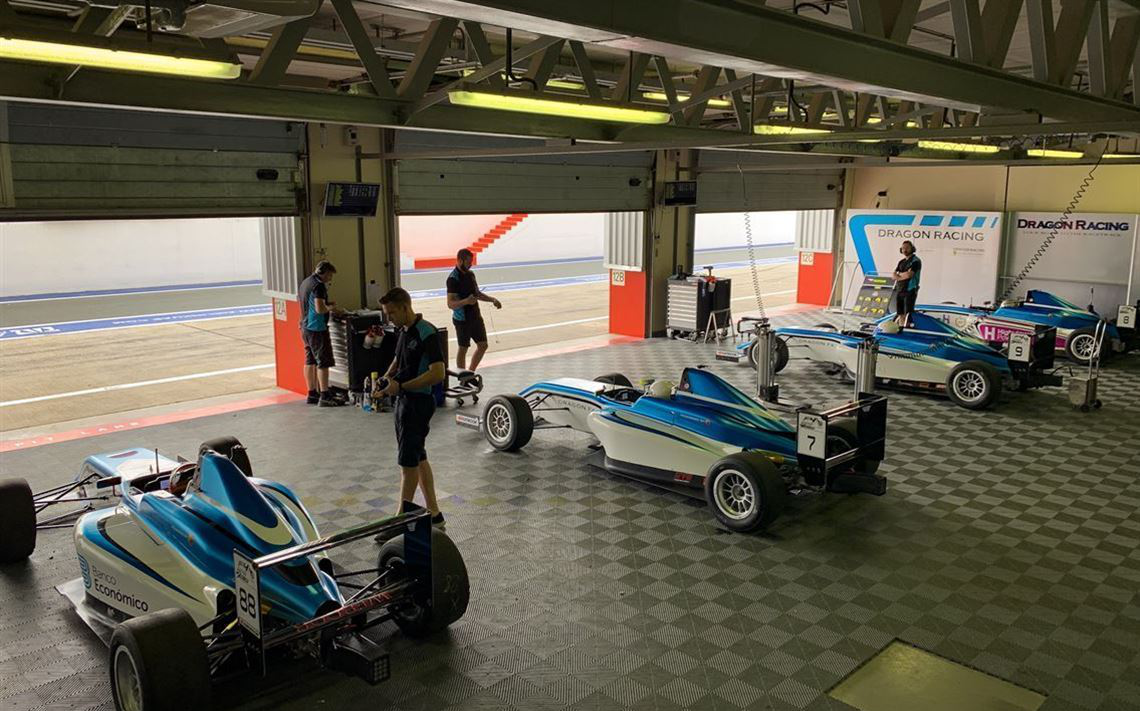 2 x Tatuus FIA F4赛车+很多备件