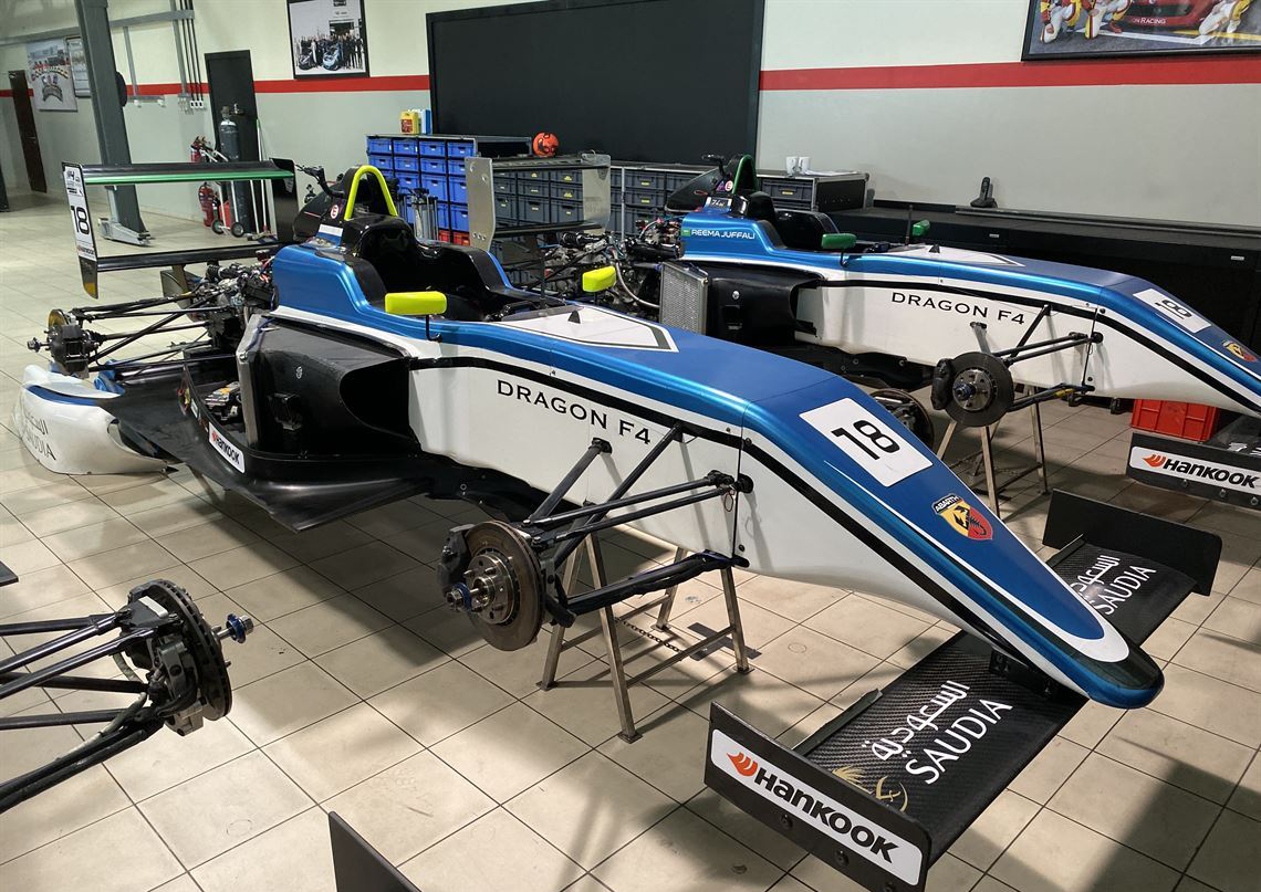 2 x Tatuus FIA F4赛车+很多备件